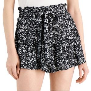 Vanilla Star flower black and white shorts
